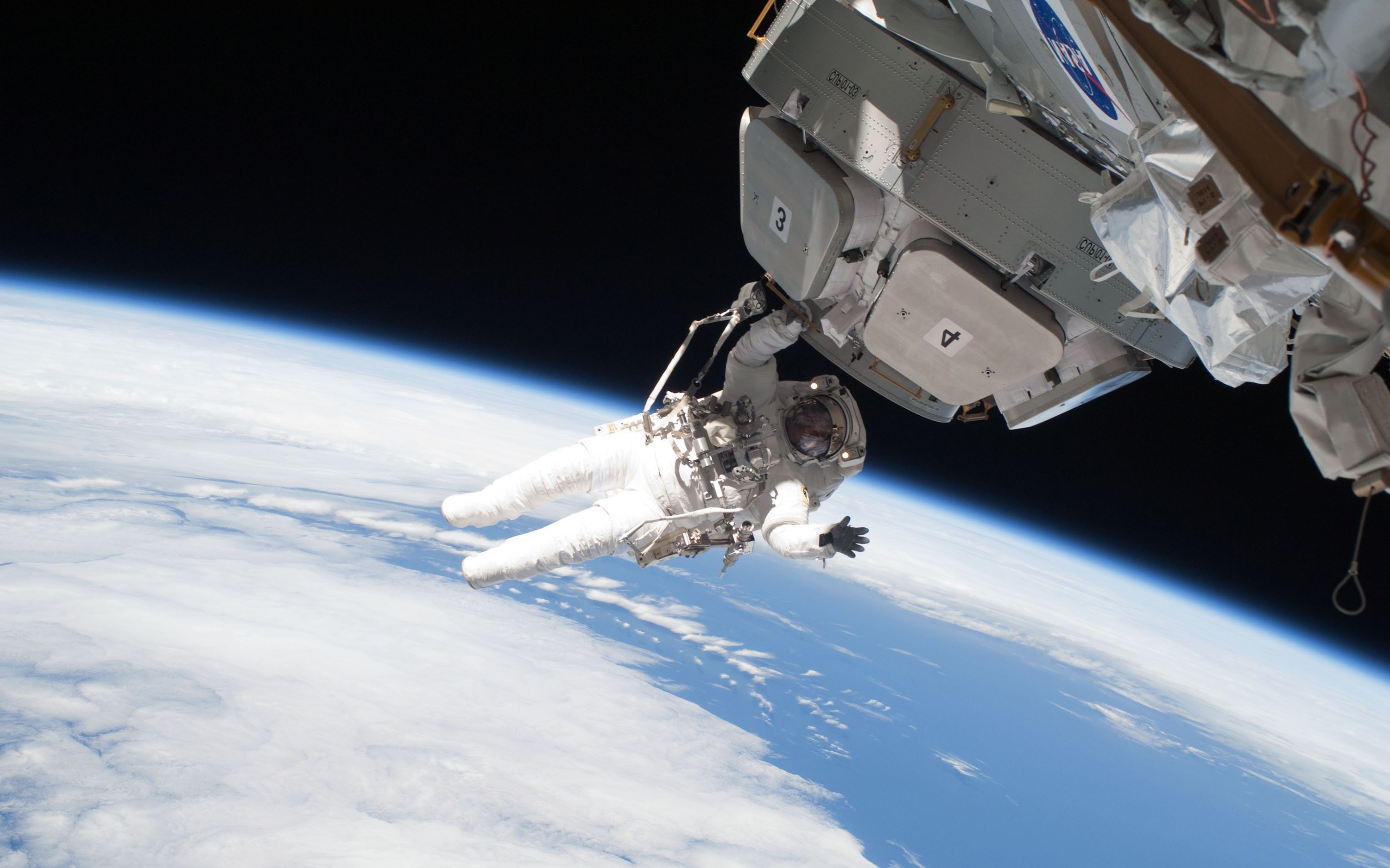 Обои астронавт земля международная космическая станция на рабочий стол