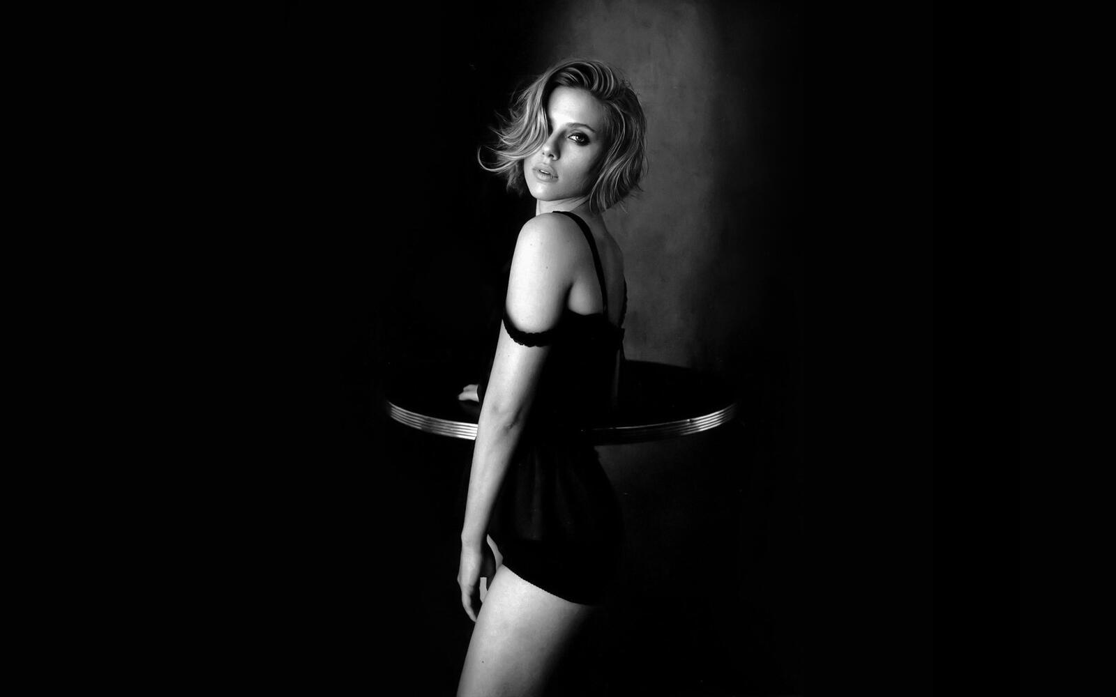 Wallpapers Scarlett Johansson black and white looking at viewer on the desktop