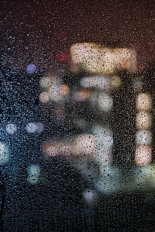 玻璃上的雨滴