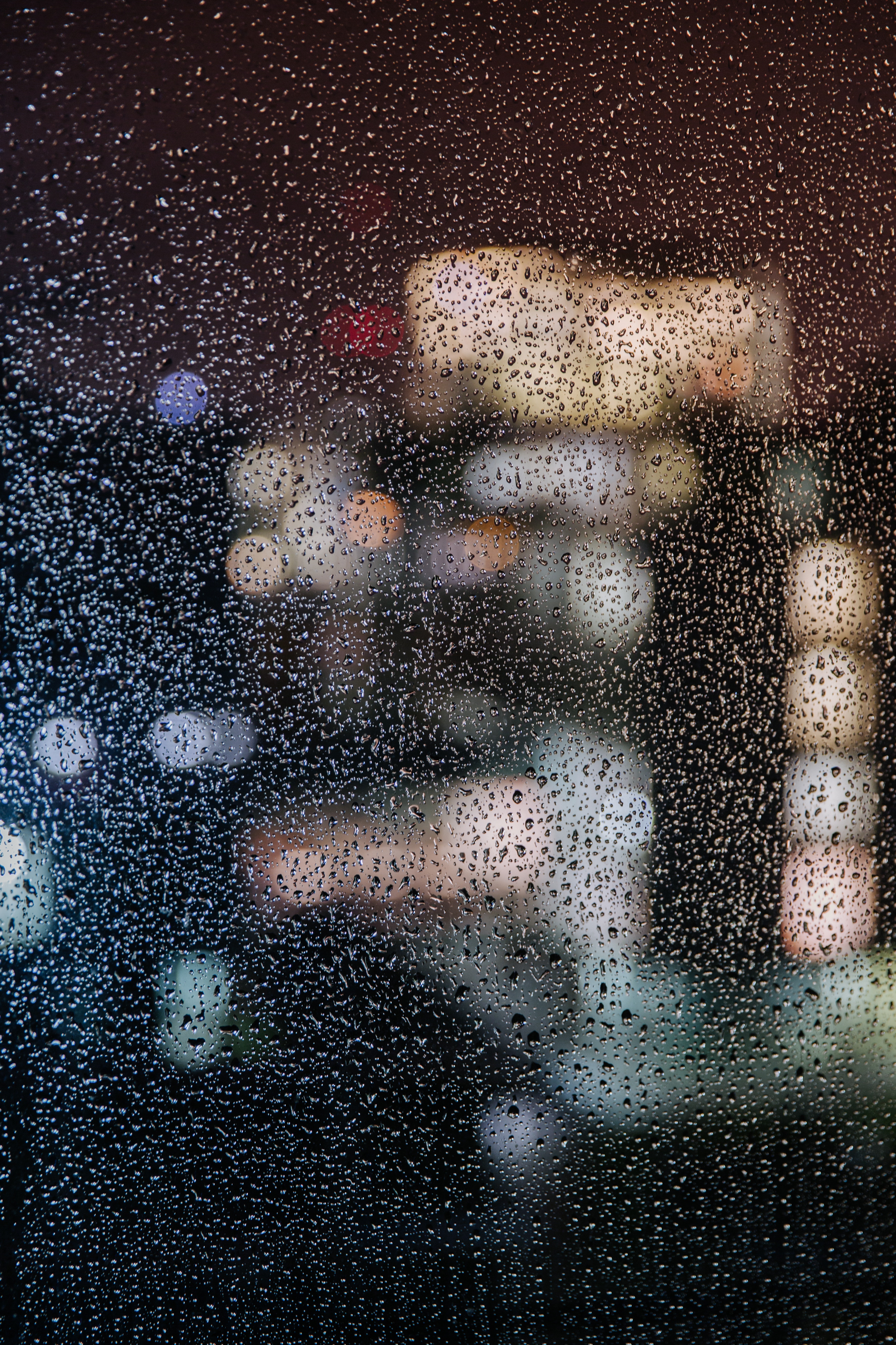Бесплатное фото Капли дождя на стекле