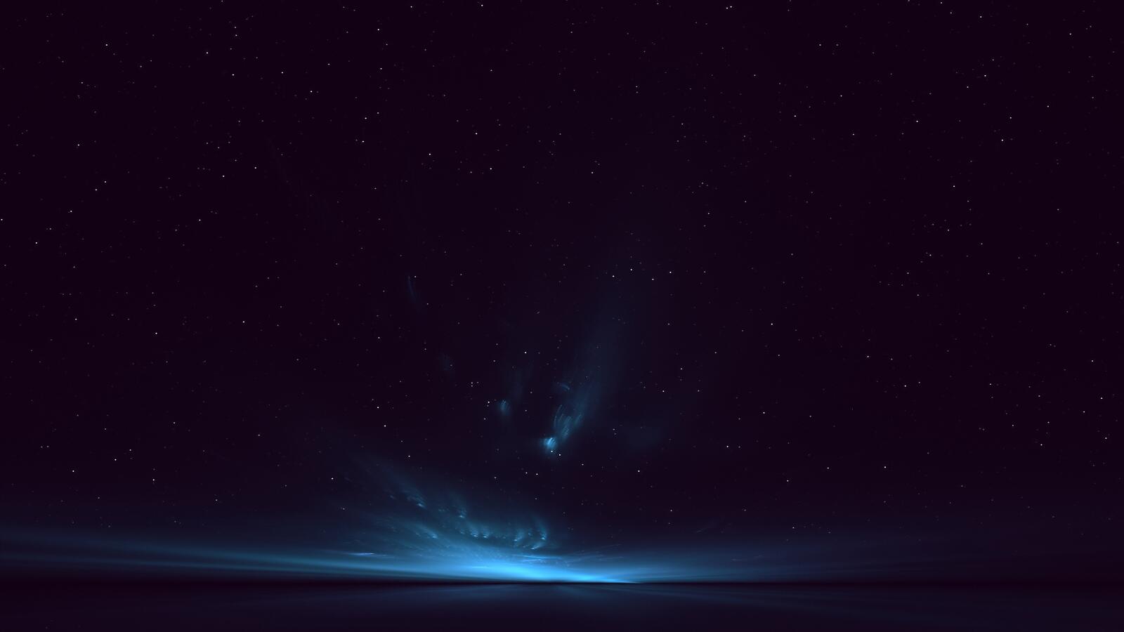 Синий свет в ночном небе у горизонта моря