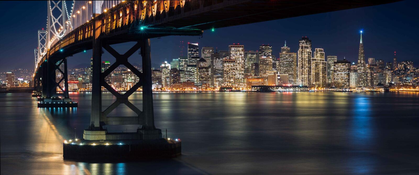 Бесплатное фото Мост через реку в Сан-Франциско ночью