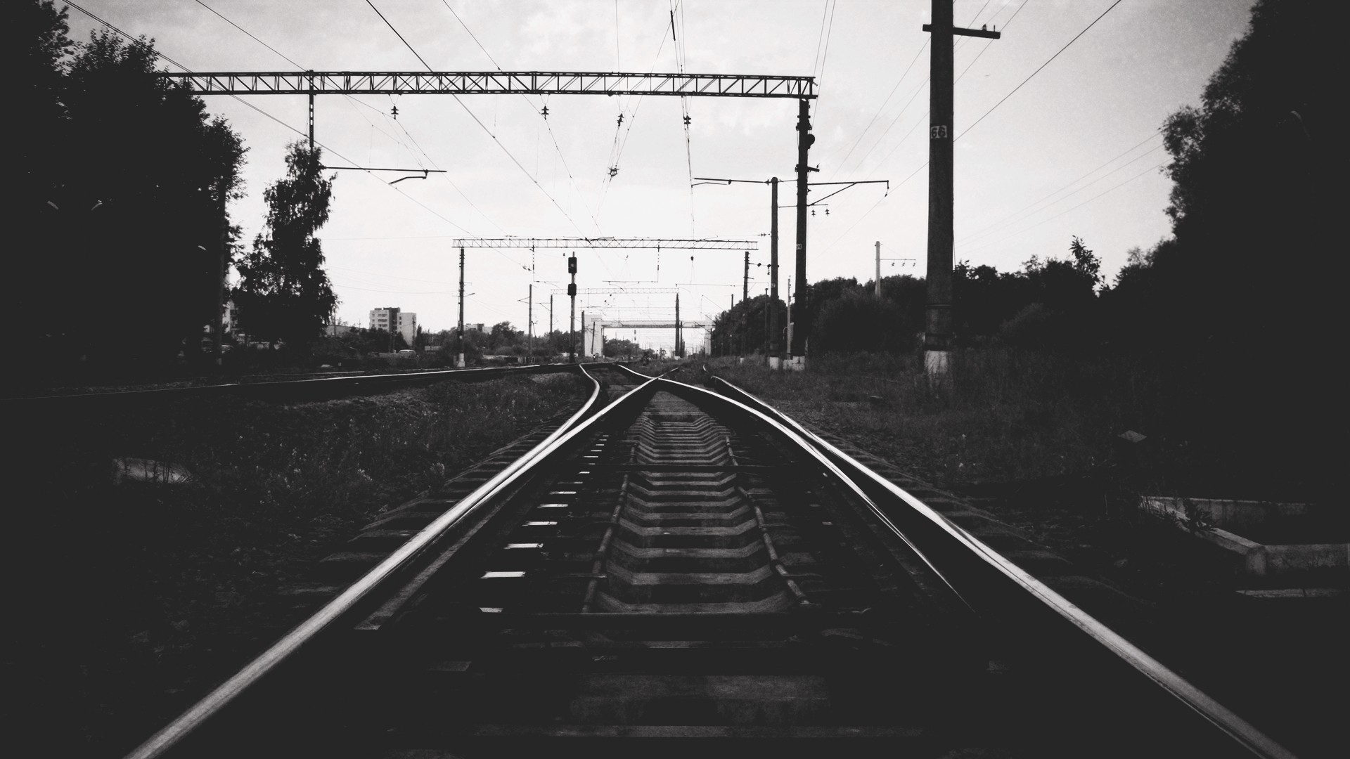 Поезд грусти и печали. Фон железная дорога. Рельсы. Железная дорога черно белая. Железная дорога на черном фоне.