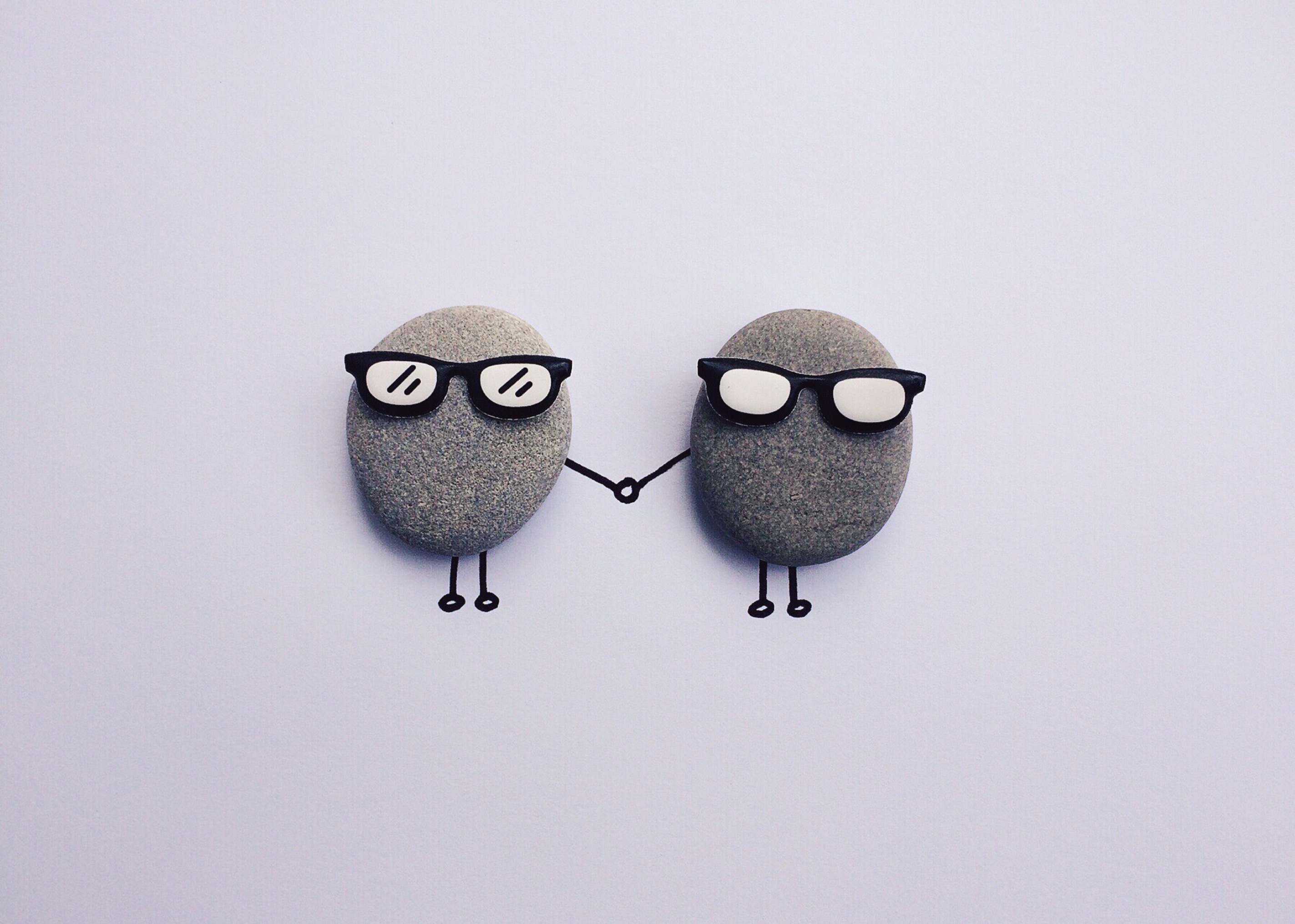 Wallpapers friends glasses hand in hand on the desktop