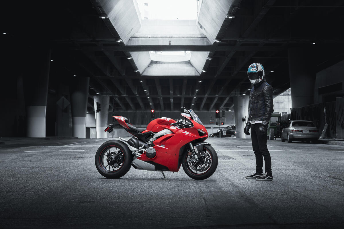 Красная Ducati на монохромном фото