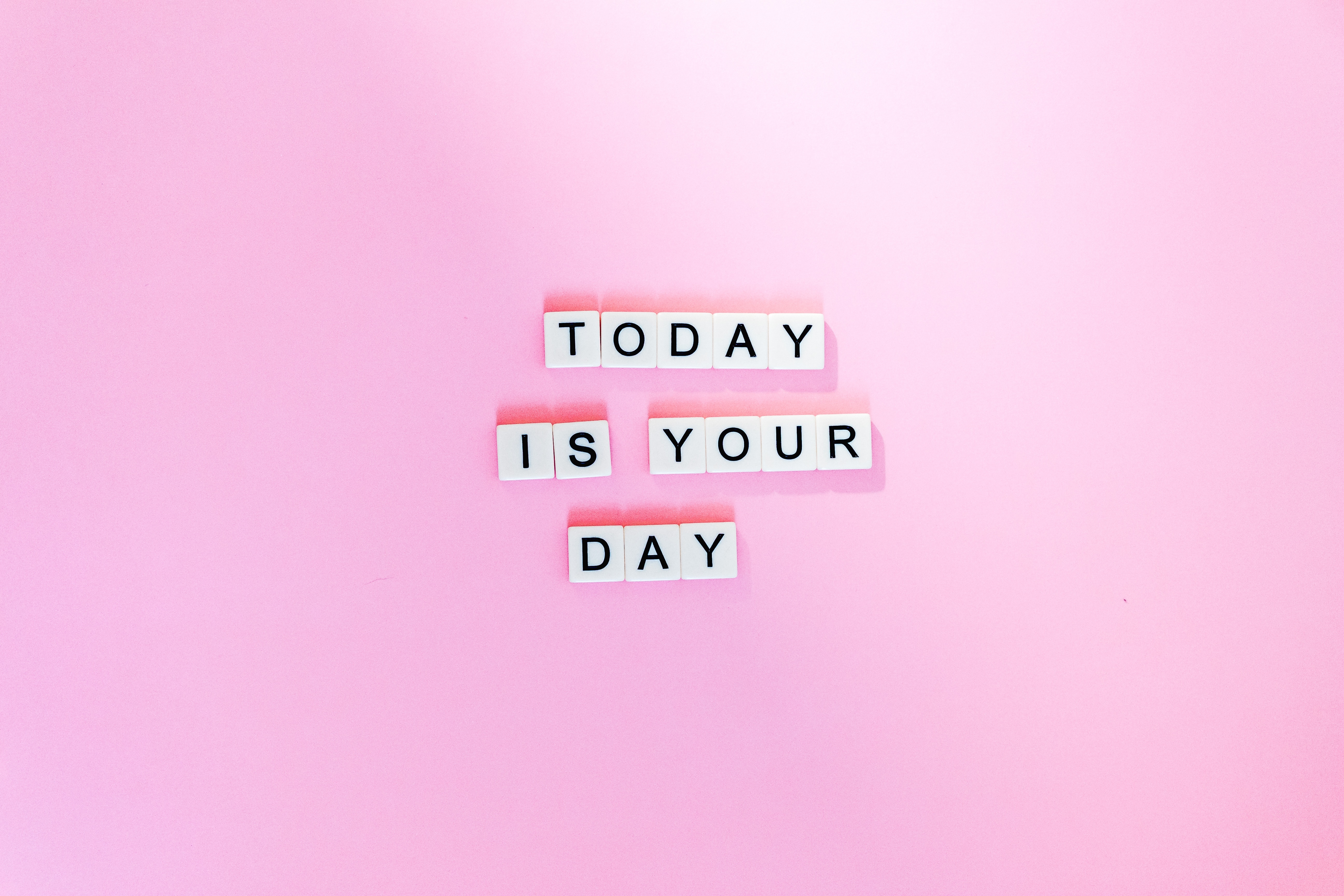 桌面上的壁纸今天是你的日子 励志名言 粉色背景