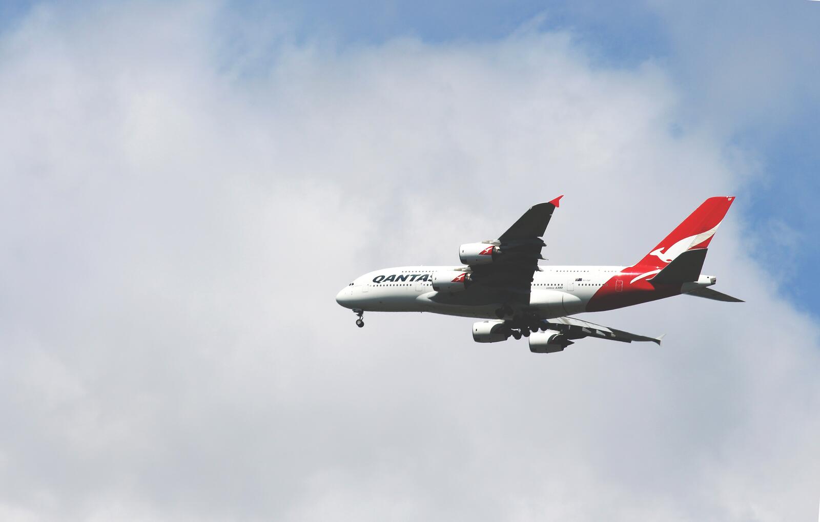 Обои Qantas Airways авиалайнер облака на рабочий стол