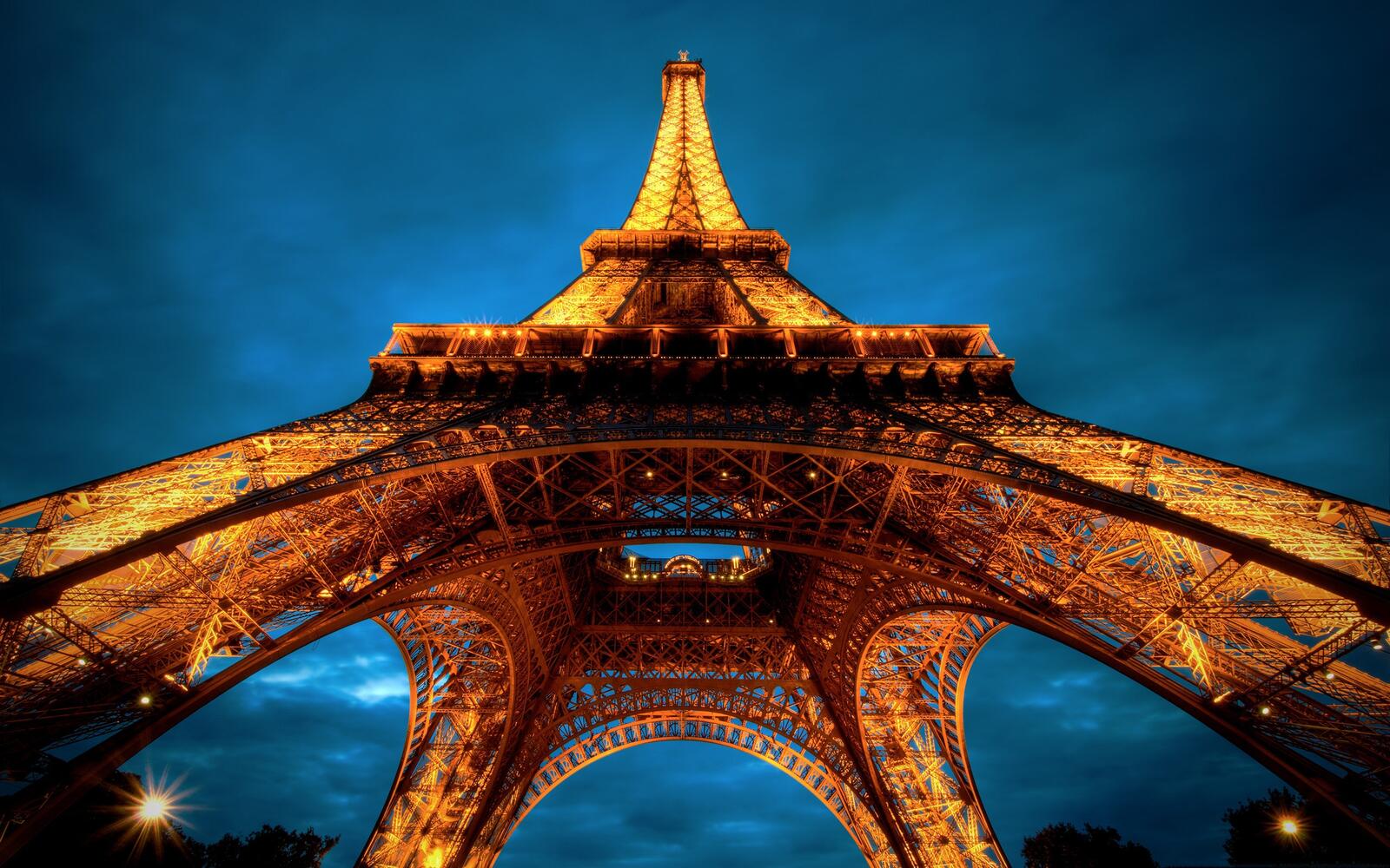 Обои Эйфелева Башня вид снизу Париж на рабочий стол