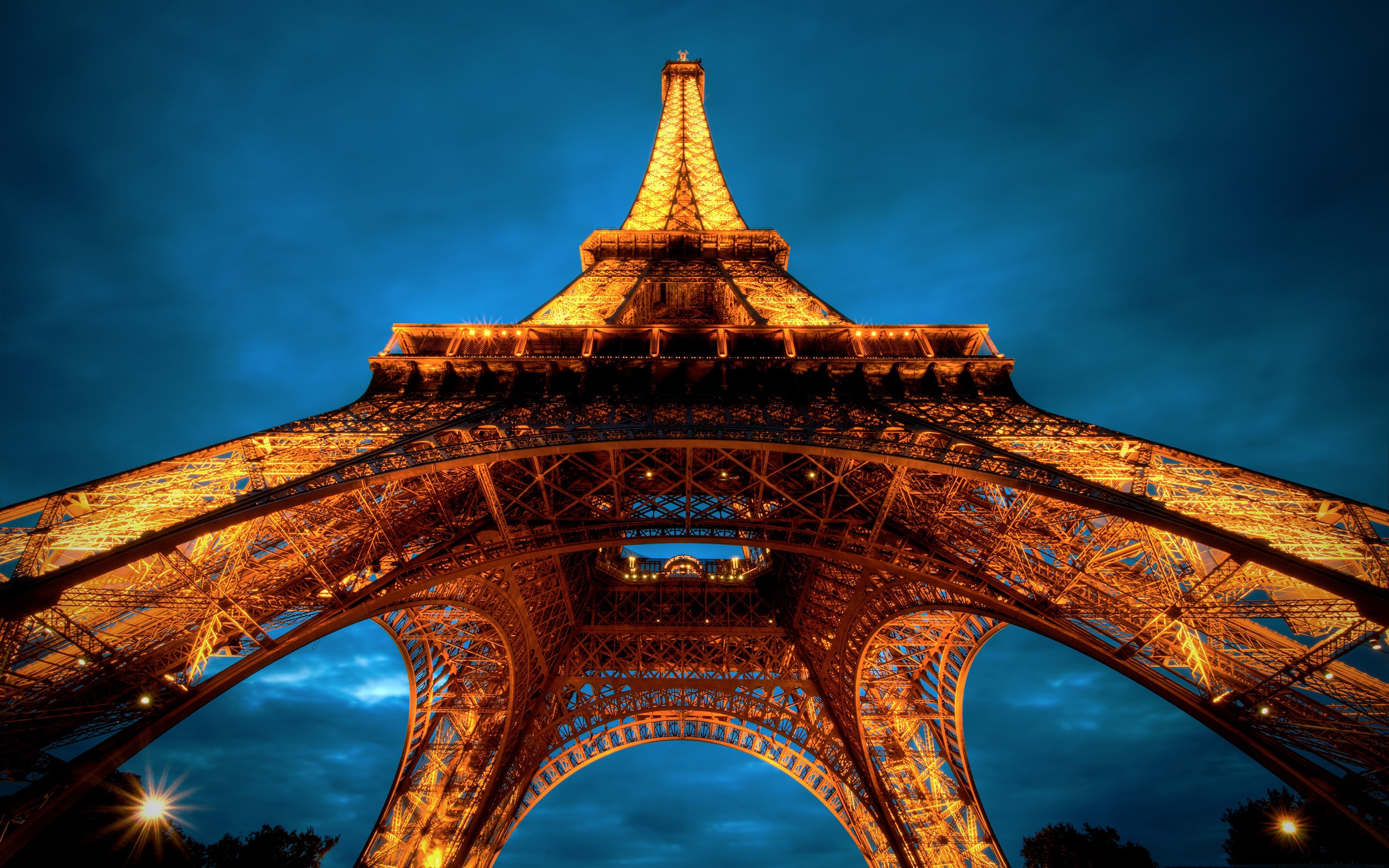 桌面上的壁纸埃菲尔铁塔 底视图 巴黎