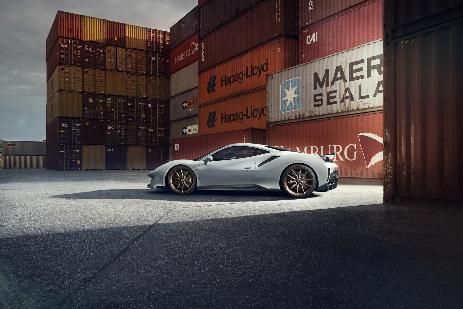 Бесплатное фото Белая Ferrari 488 в порту