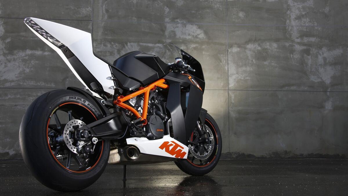 Ktm 90 rc8 r photographed from behind
