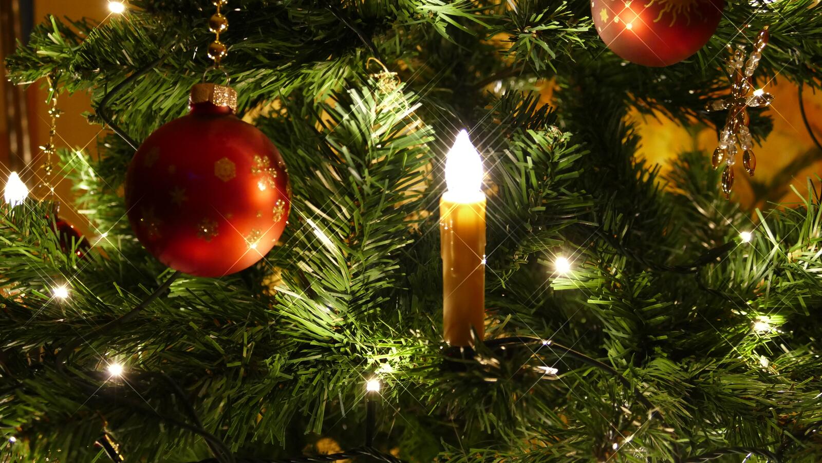 Бесплатное фото Свечка на новогодней елке