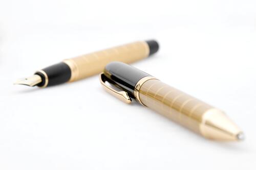Две ручки на белом фоне