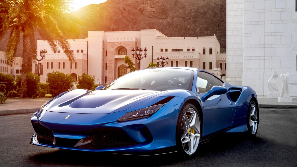 Ferrari f8 tributo в синем цвете солнечным вечером