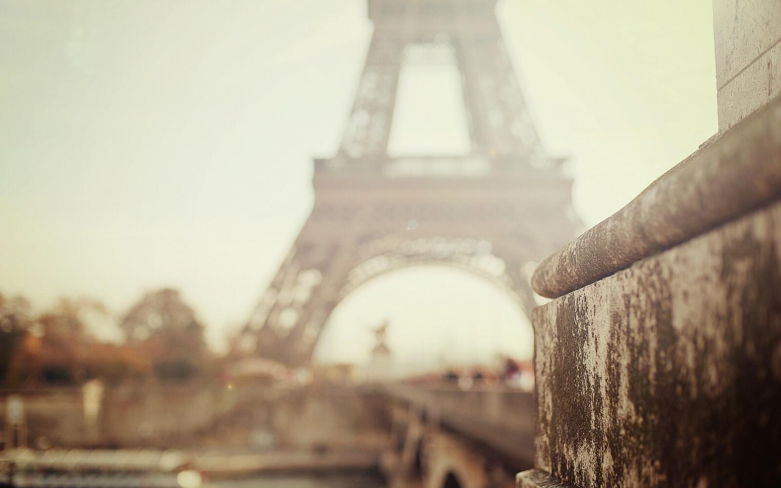 Обои Париж Эйфелева Башня размытый на рабочий стол