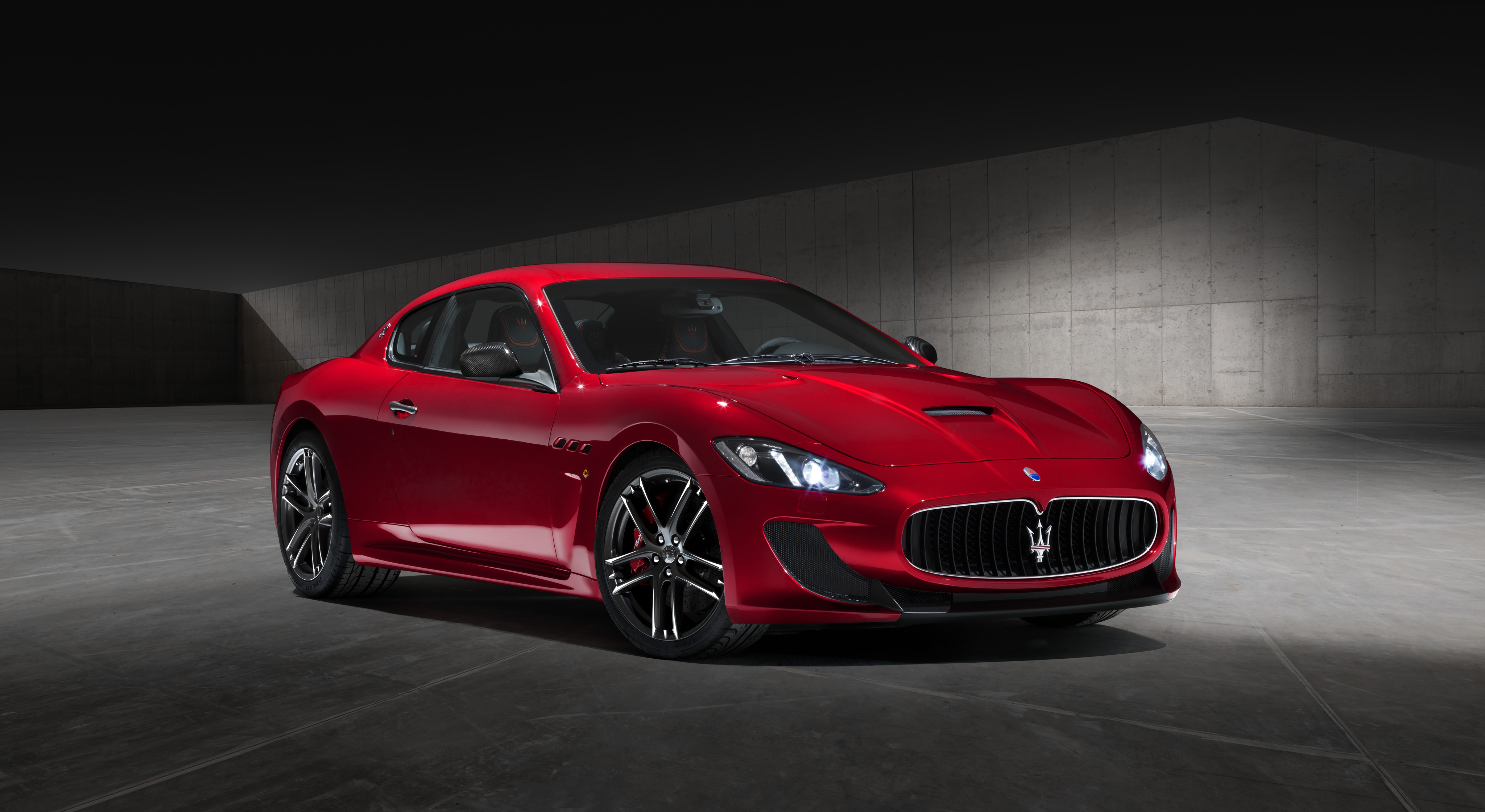 Бесплатное фото Maserati Granturismo 204 красного цвета