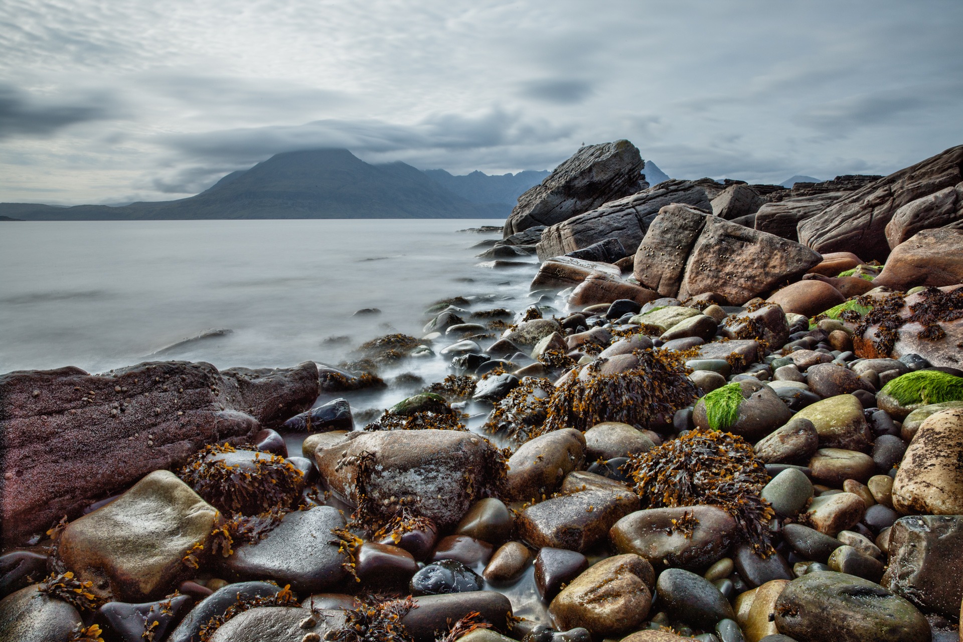 Бесплатное фото Каменный берег на берегу озера