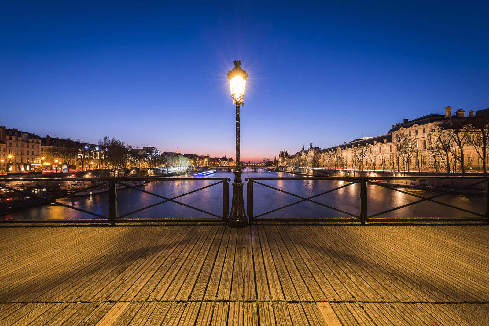 桌面上的壁纸巴黎 晚上 河流