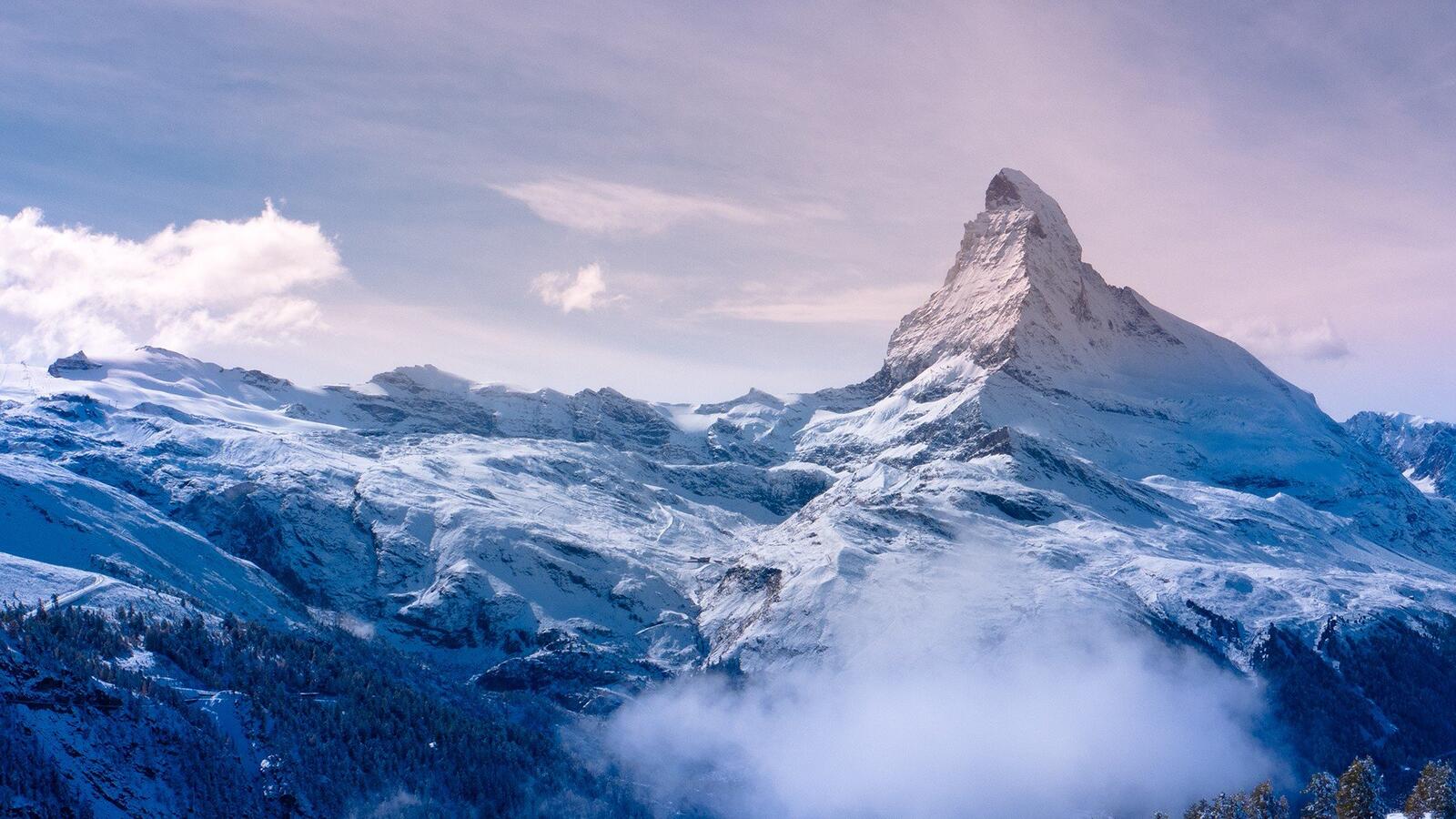 Free photo Snowy peaks in the Matterhorn