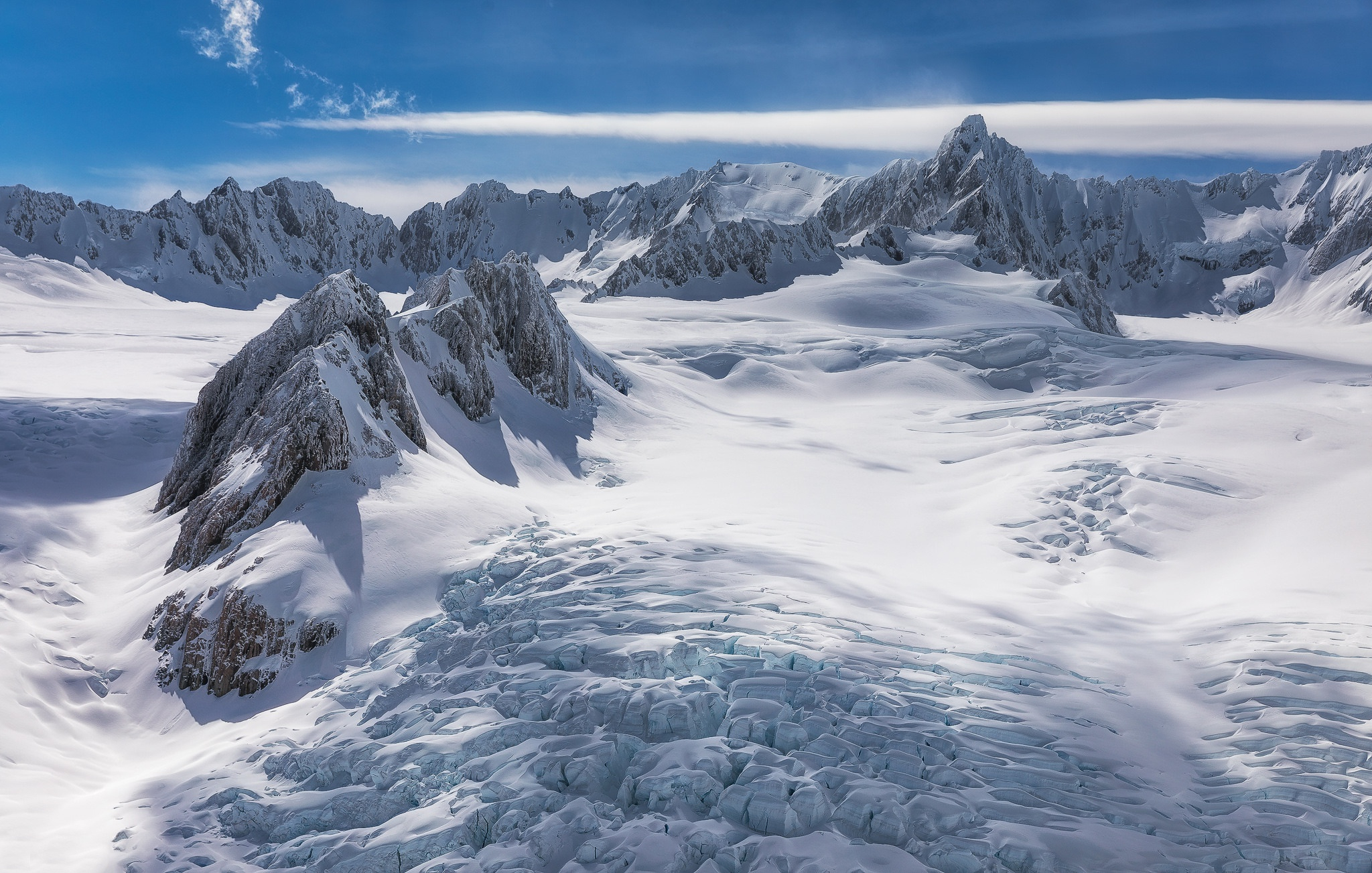 Бесплатное фото Снег среди скал в Новой Зеландии