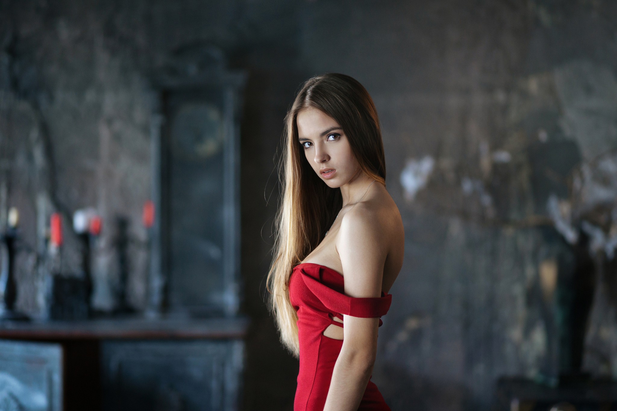 桌面上的壁纸维克托莉娅-卢基娜 红裙 黑发