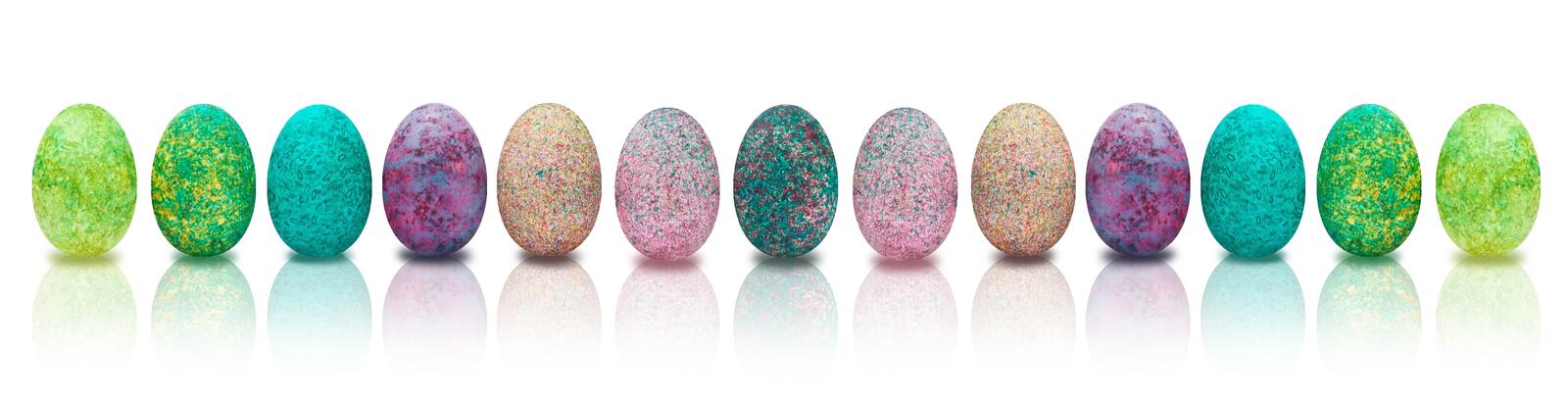 Бесплатное фото Раскрашенные цветные яйца на белом фоне