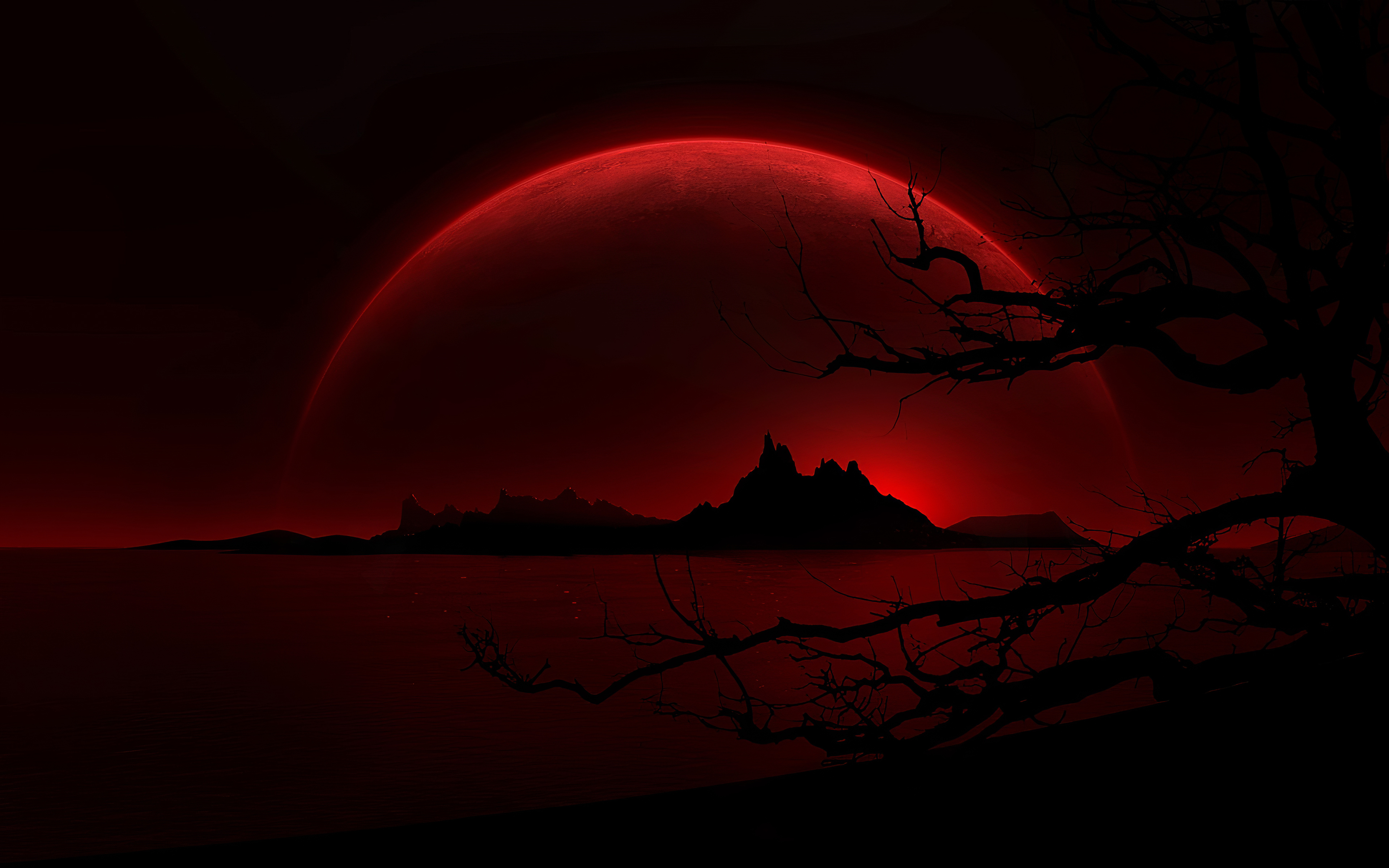Красная луна освещает реку в ночи