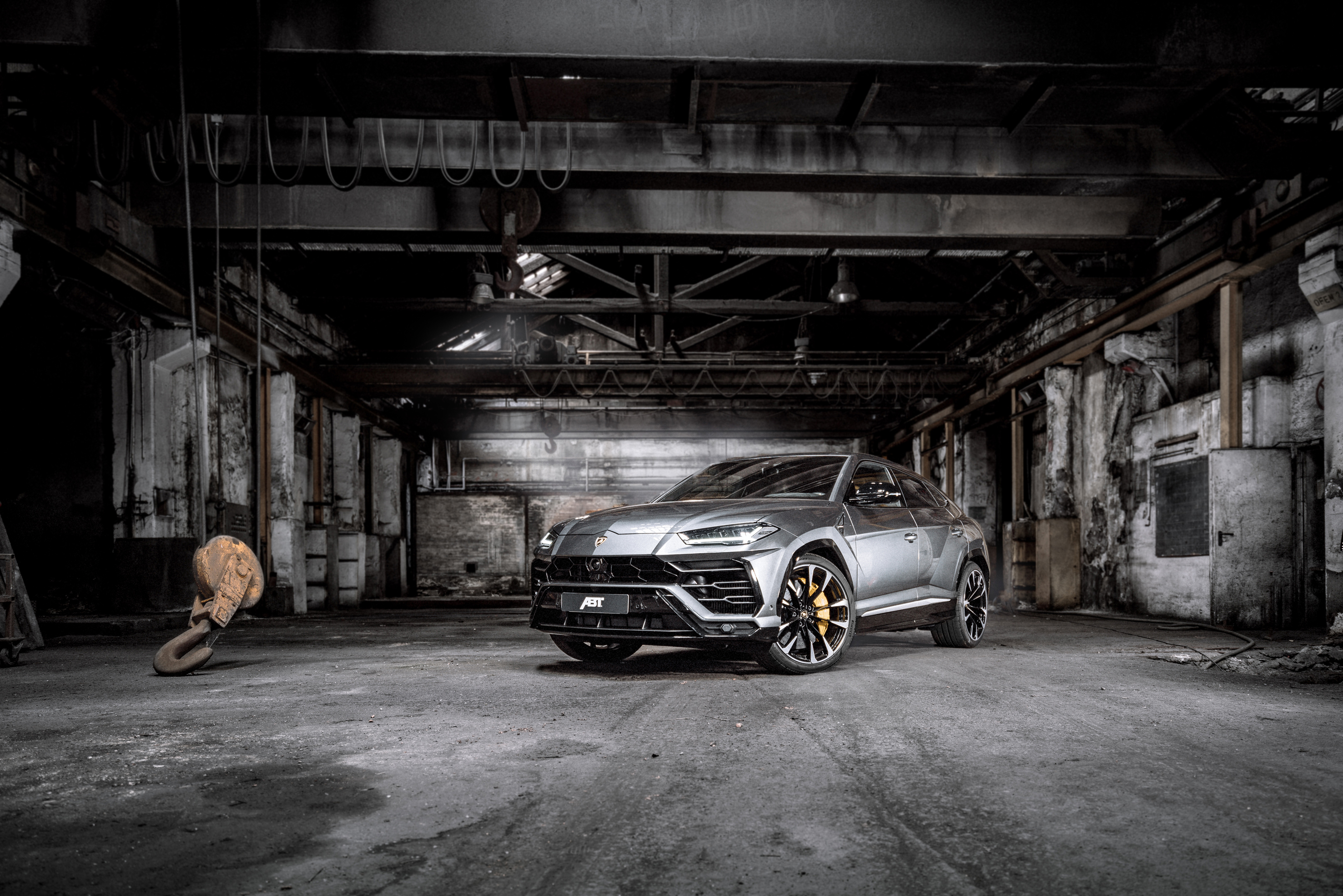 Wallpapers view from front urus gray car on the desktop