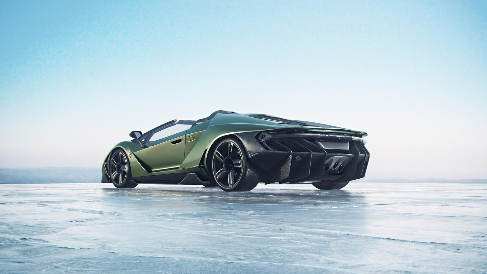 Бесплатное фото Lamborghini Centenario зеленого матового цвета стоит на льду