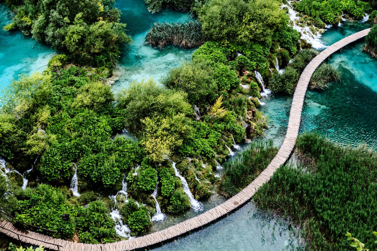 Деревянный мост вдоль водопадов в Хорватии