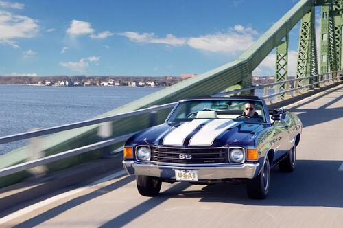 Chevrolet Chevelle Ss 1967 года едет по мосту