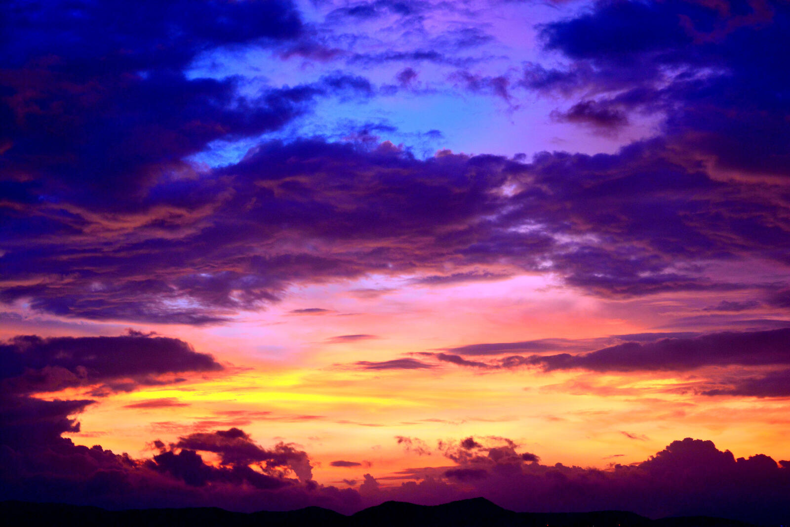 Бесплатное фото Переливающийся закат на облачном небе