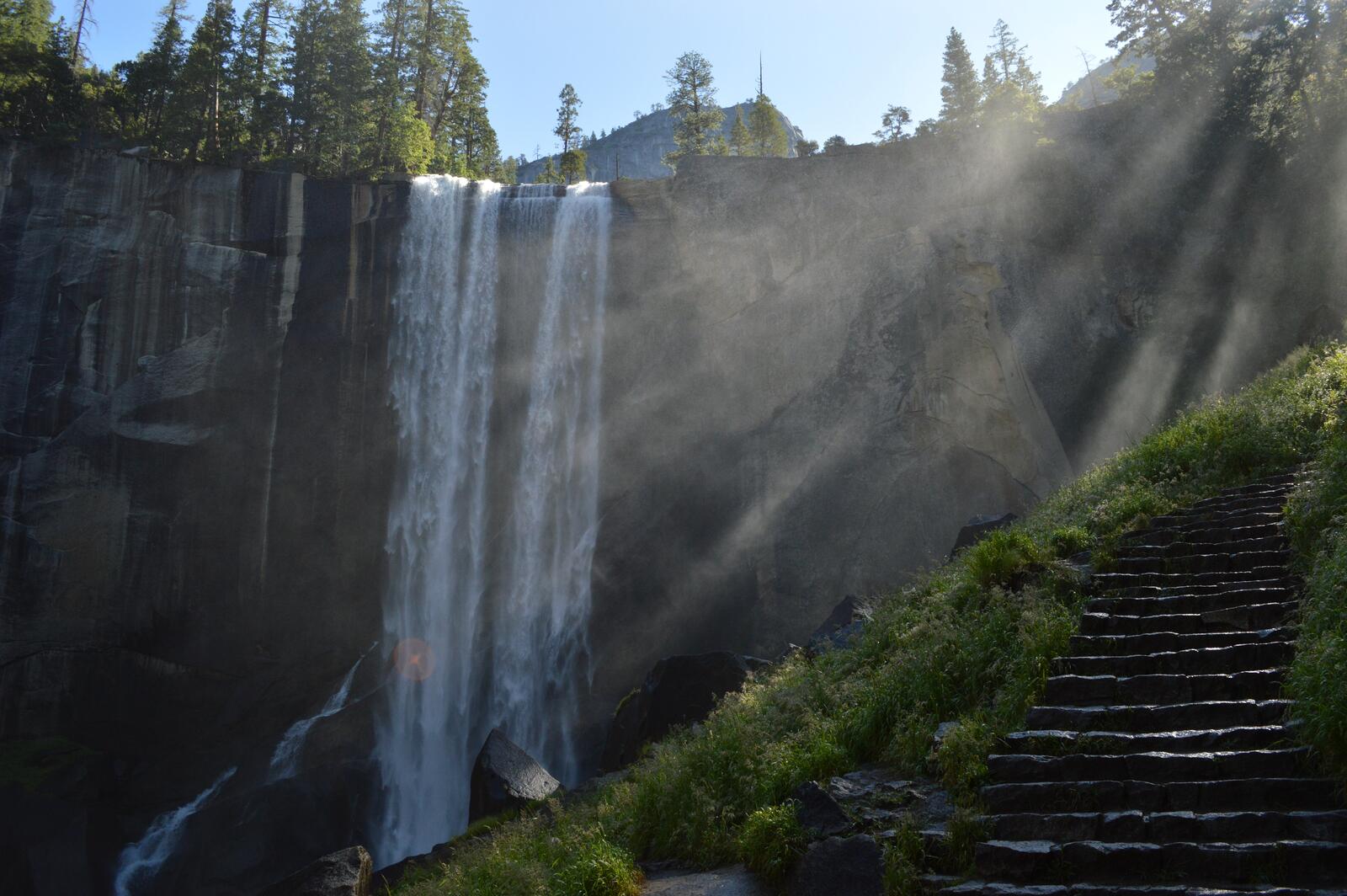 Бесплатное фото Водопад при солнечных лучах
