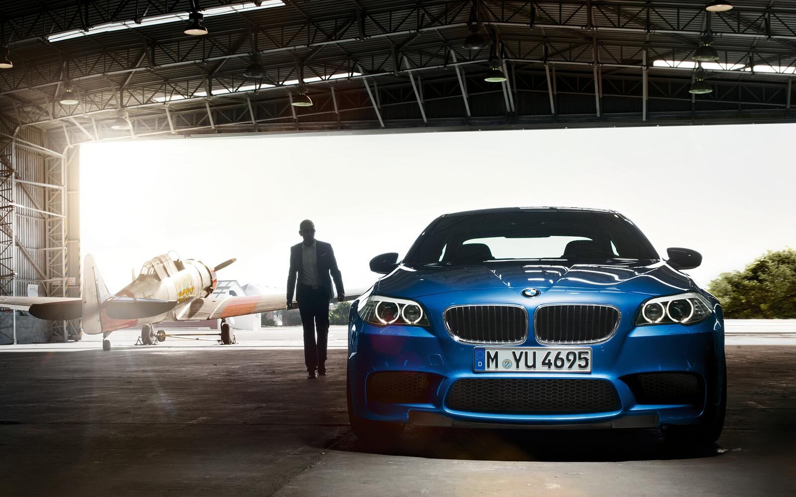 Бесплатное фото BMW m5 голубого цвета