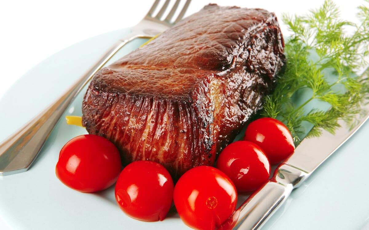 Meat steak with tomatoes.