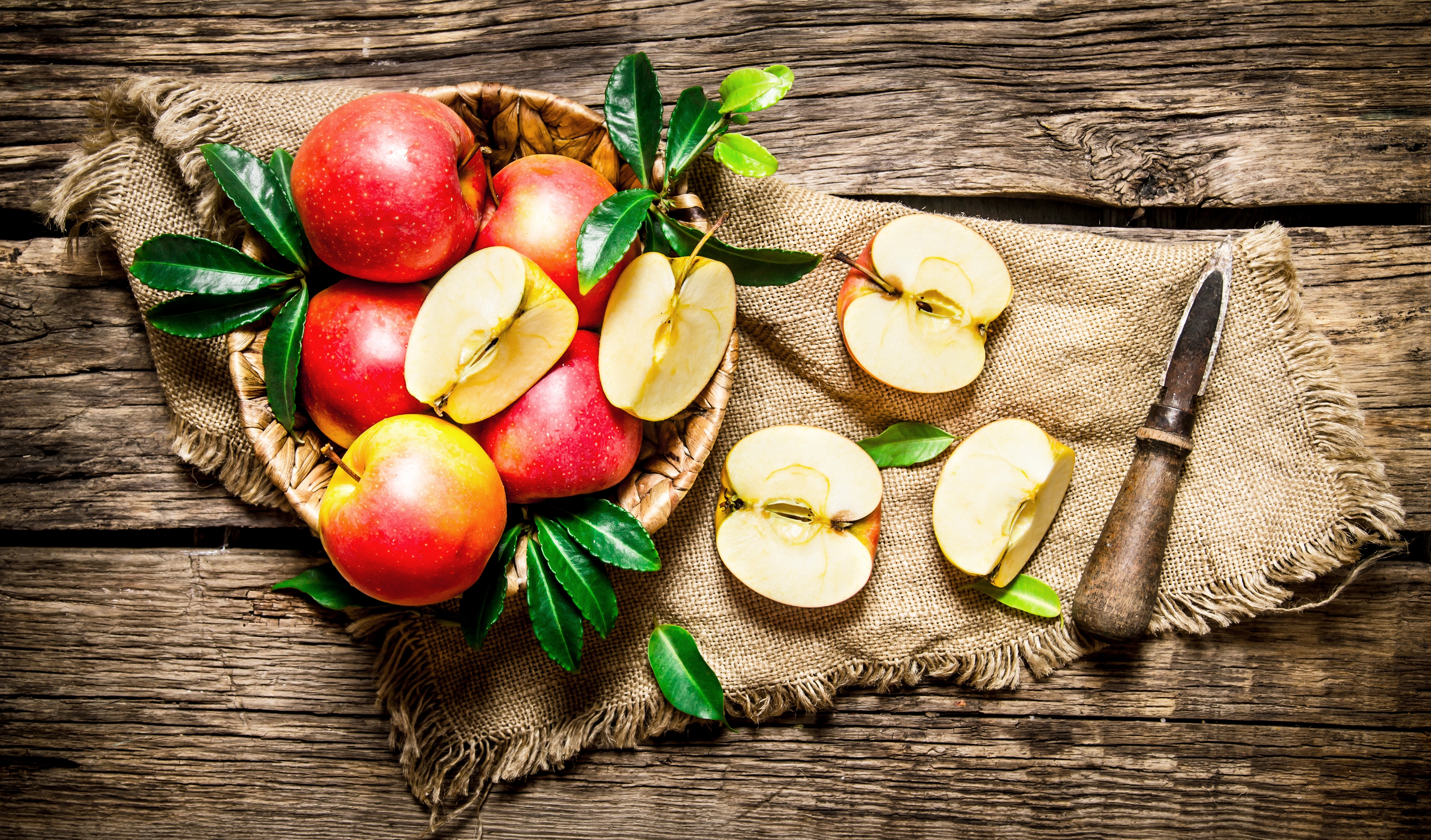 Обои яблоко деревянный стол фрукты на рабочий стол