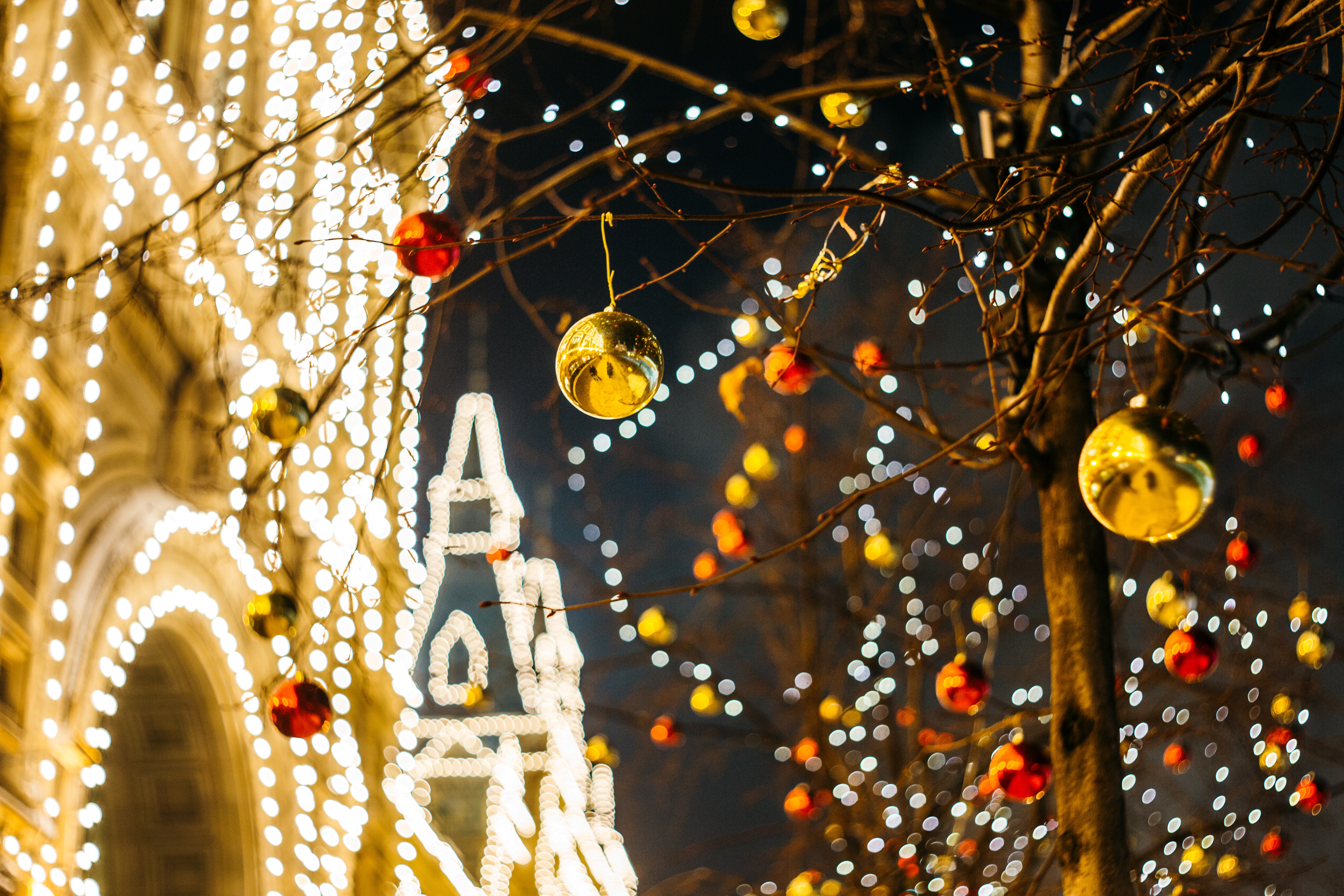 Обои новогодняя атмосфера праздники светящиеся лампочки на рабочий стол