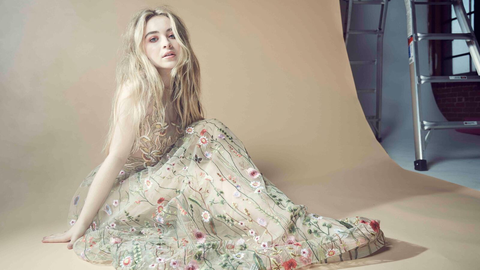 Free photo Light-haired Sabrina Carpenter in a light-colored dress