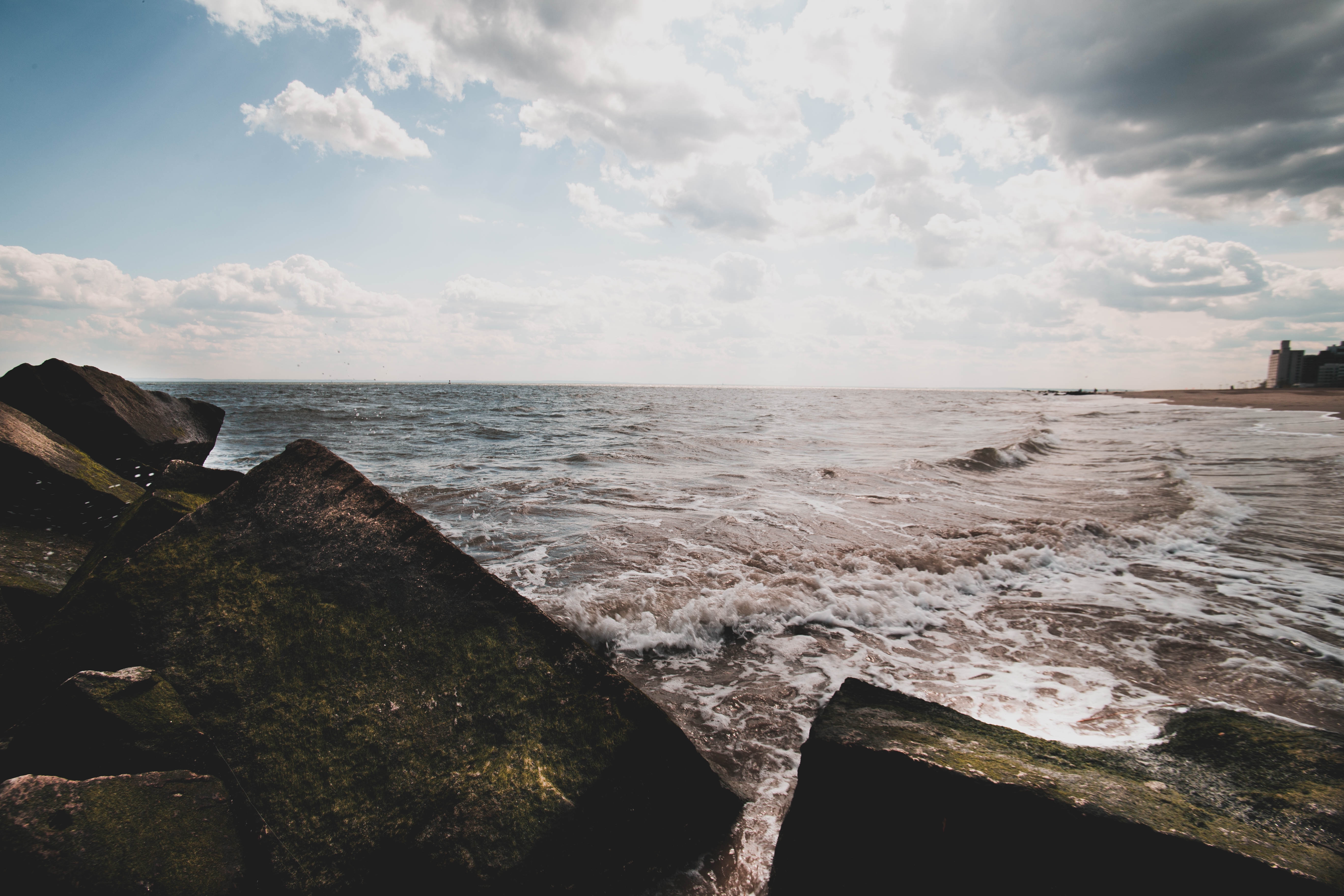 免费照片一个有大型人工岩石的海岸