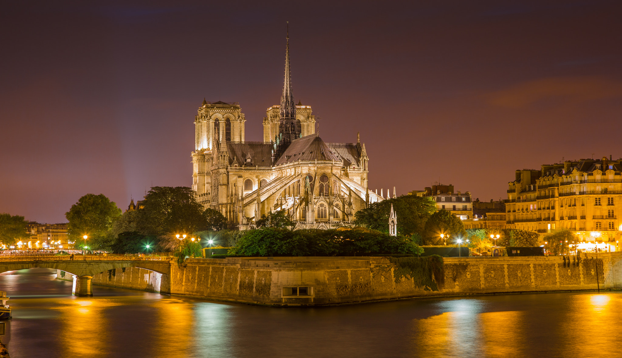 Wallpapers Notre Dame de Paris darkens evening on the desktop