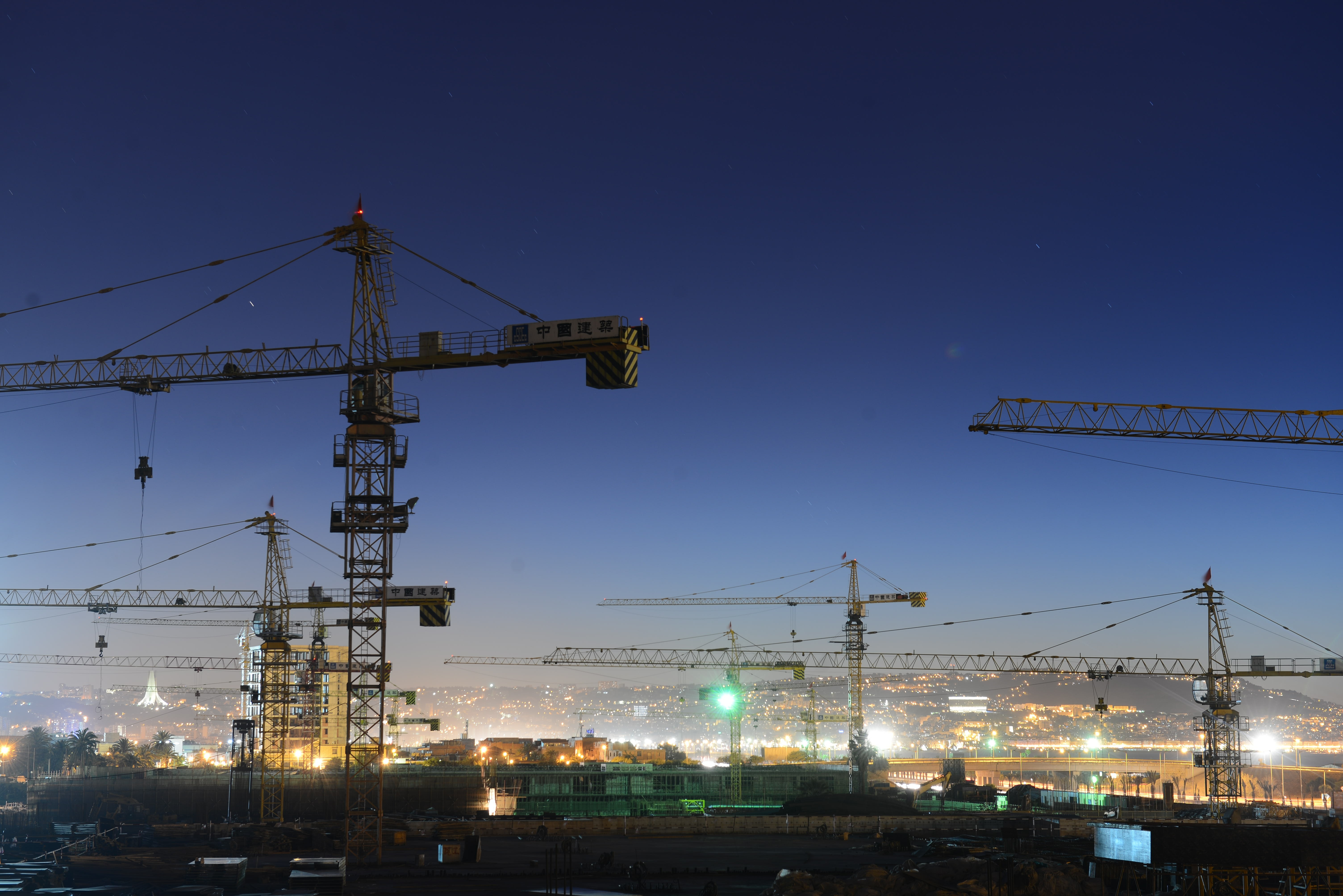 Free photo Construction cranes at night