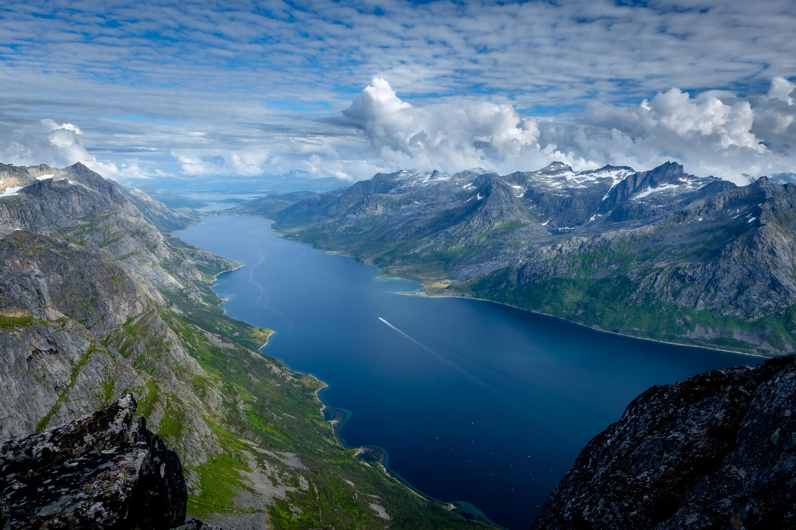 Бесплатное фото Вид с вершинами Скамтиндена на Эрс-фьорд