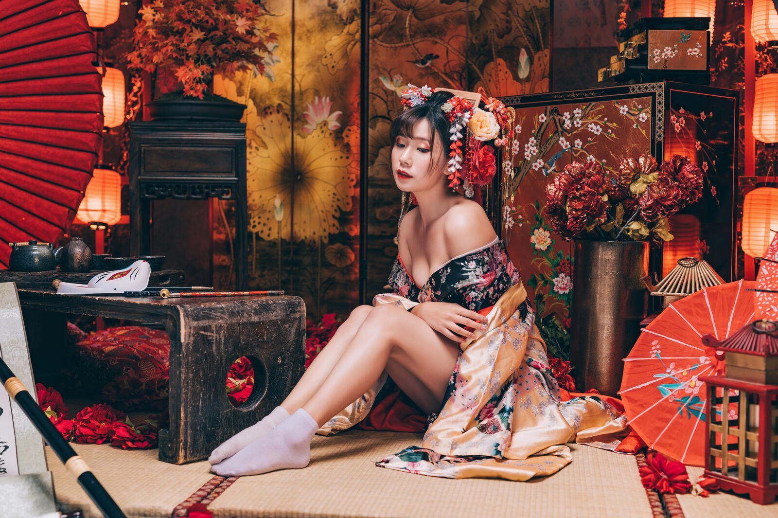 Обои молодая женщина кимоно ноги на рабочий стол
