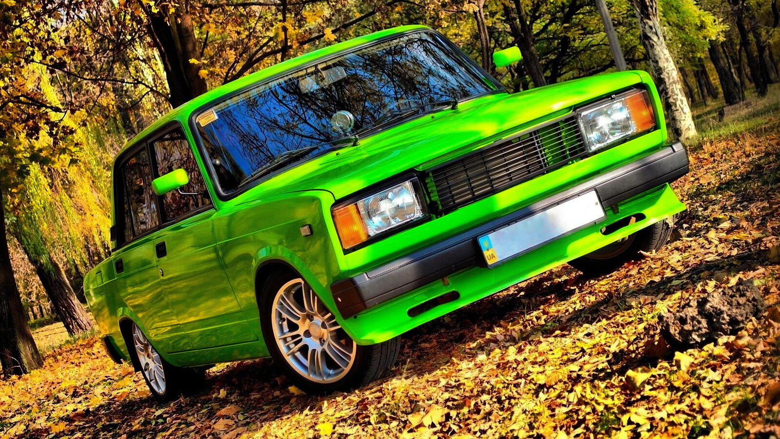 Wallpapers cars LADA 2105 leaves on the desktop