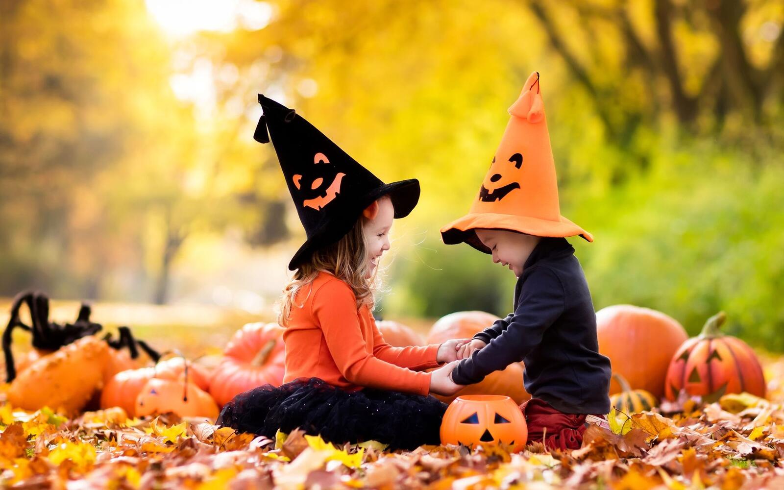 Бесплатное фото Две девочки играют в шапках хэллоуин
