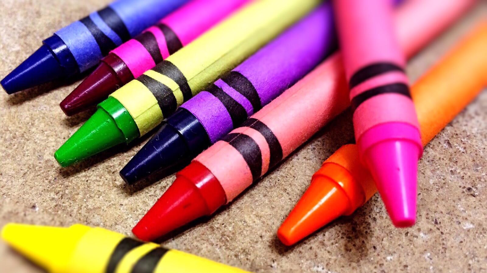Free photo Colored wax crayons