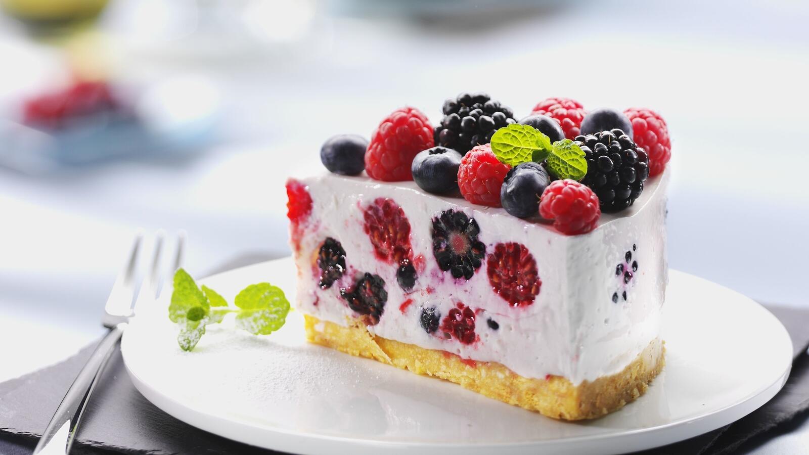 Бесплатное фото Кремовый торт с лесными ягодами