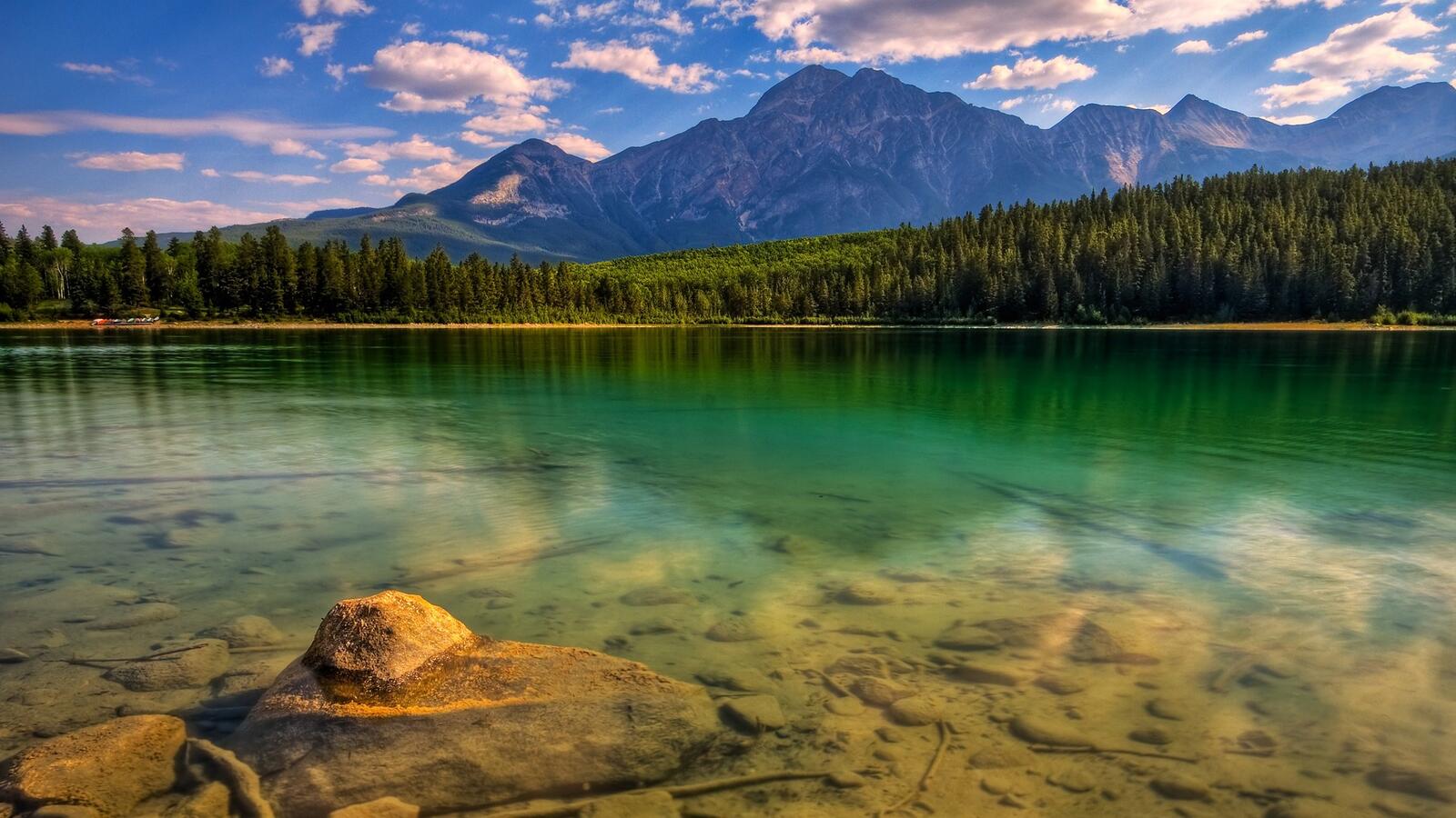 Free photo A lake in Canada