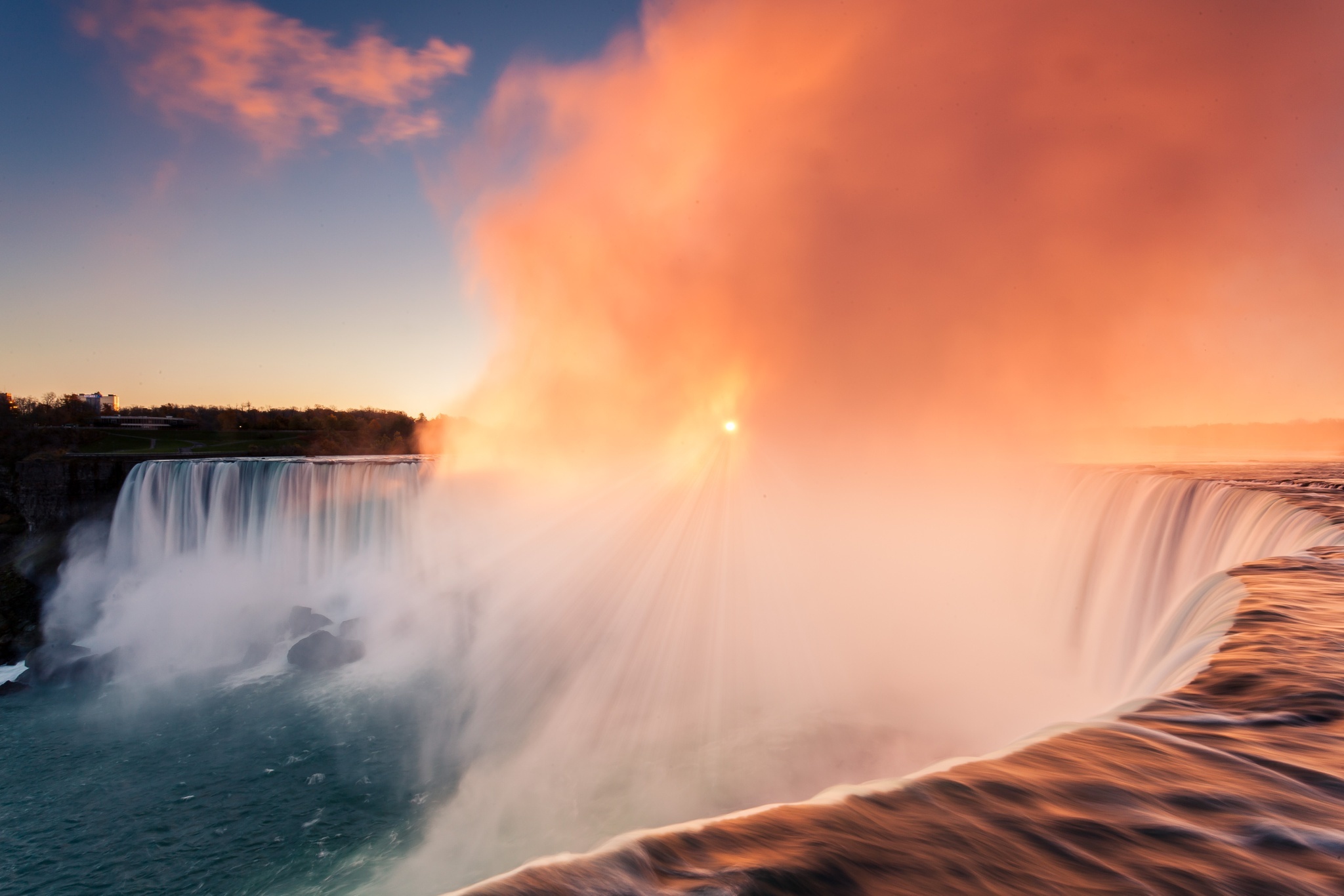 Free photo Niagara Falls at sunset