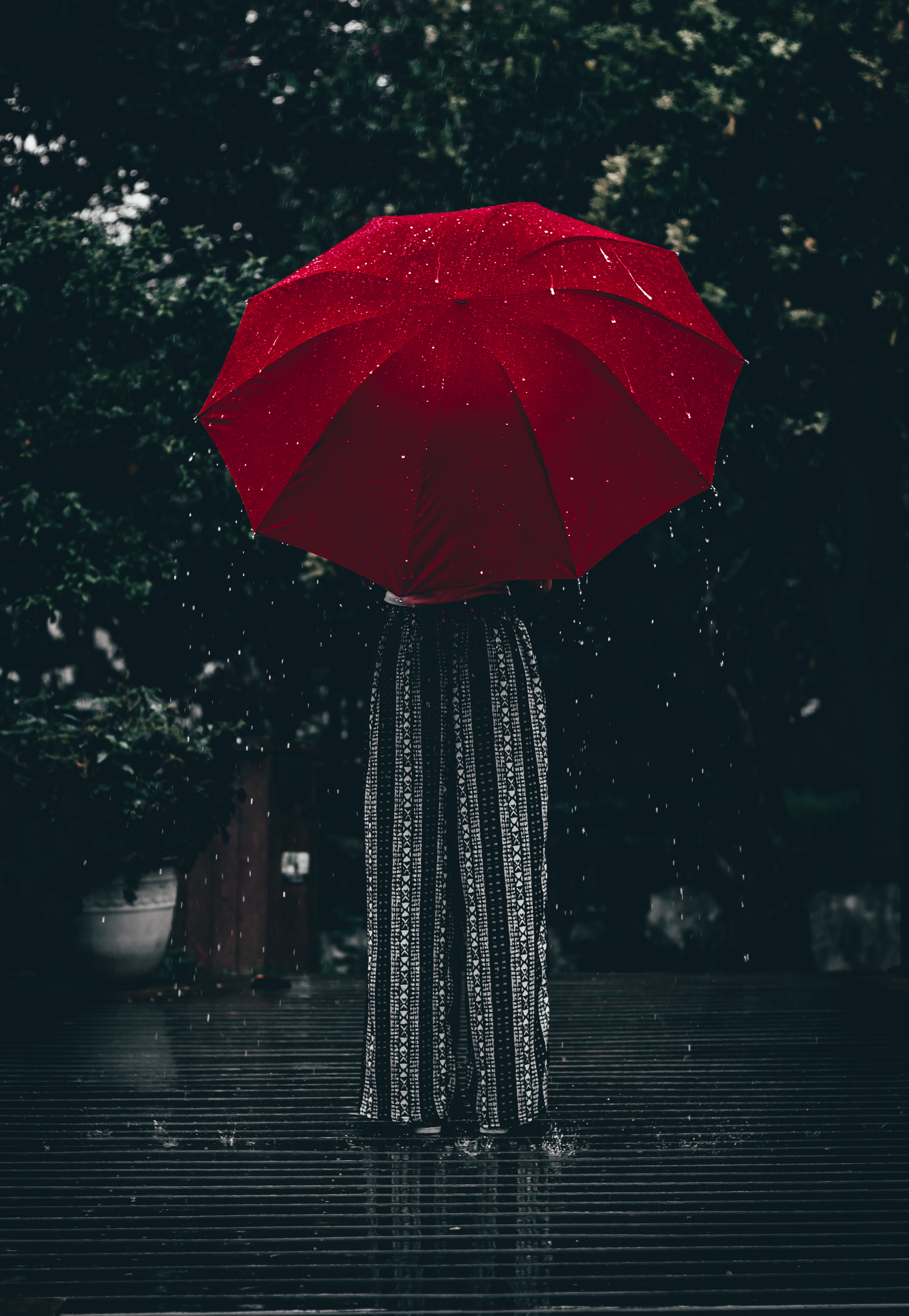 Обои зонтик красный девушка на рабочий стол